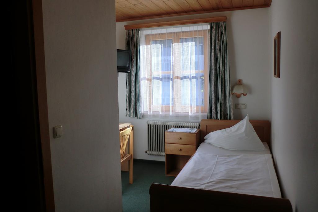 Weisses Roessl Werfen Hotel Стая снимка